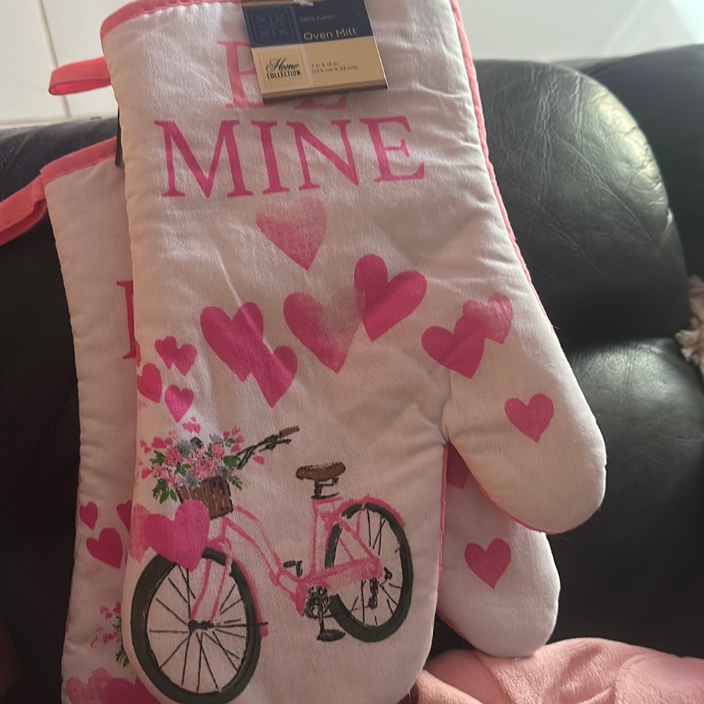 Be Mine oven mitt by Home Collection